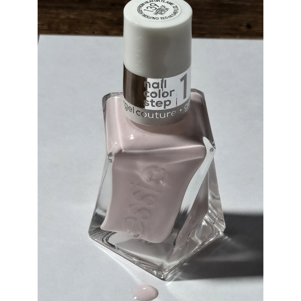 Essie Nail Color Step‎ 1 139 Master of Fiction Gel Conture